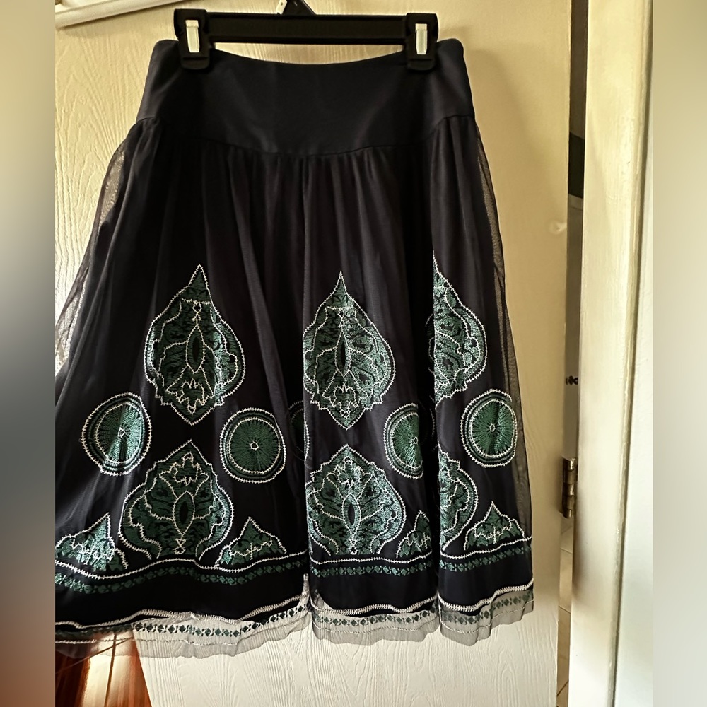 NY GARD Shape design skirt with zipper on the side. Size 6 Blue Navy